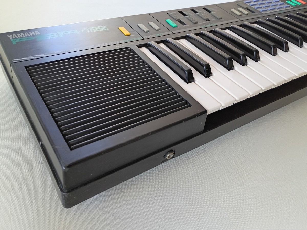 YAMAHA PSR-12 VINTAGE 1980'S 49 KEY SYNTHESIZER KEYBOARD TESTED