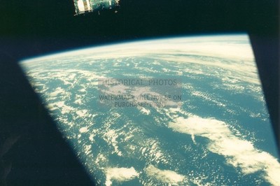 SOYUZ SPACECRAFT IN ORBIT OVER EARTH JULY 1975 4X6 POSTCARD PHOTO