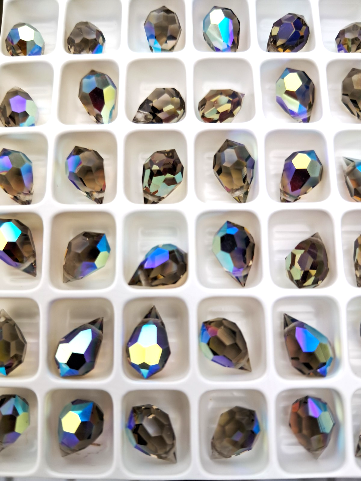 PRECIOSA 24PIECES MACHINE-CUT 6X10 MM DROP/BLACK DIA/AB