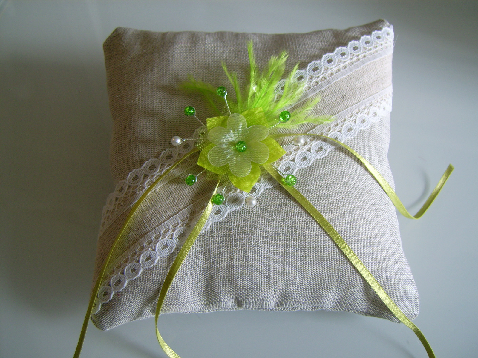 Coussin pour alliances mariage vert pomme et blanc symbole de votre promesse d'amour