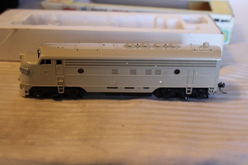 HO Scale Atlas, FP-7 Diesel Locomotive, Undecorated, Gray, #8301 - Picture 3 of 4