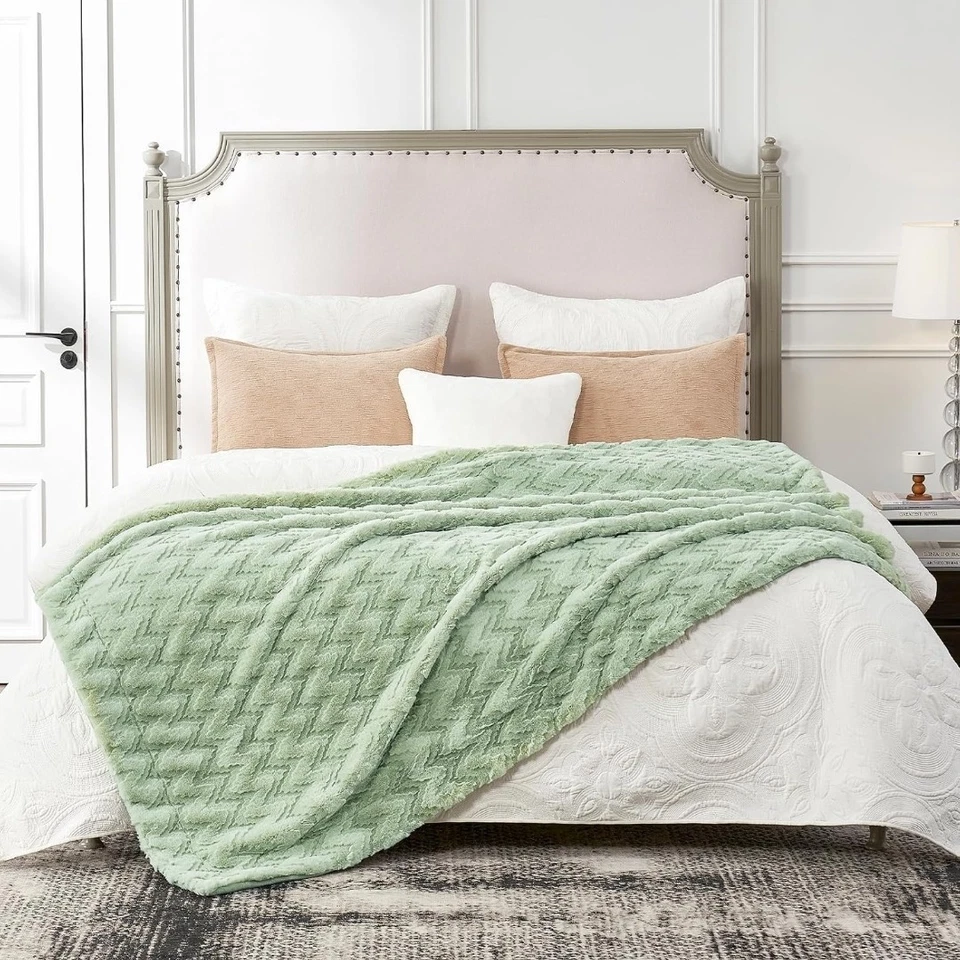Faux Fur Throw Blanket Couch 4D Zigzag Ultra Soft Fuzzy Plush Cozy Throw Green - Image 4 of 4
