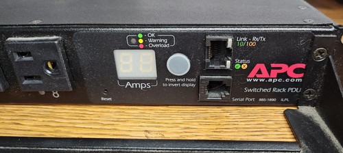 APC AP7900 8-Outlet Rack PDU, Switched, 1U, 15A, 100/120V, (8)5-15 - VGC - 第 2/3 張圖片