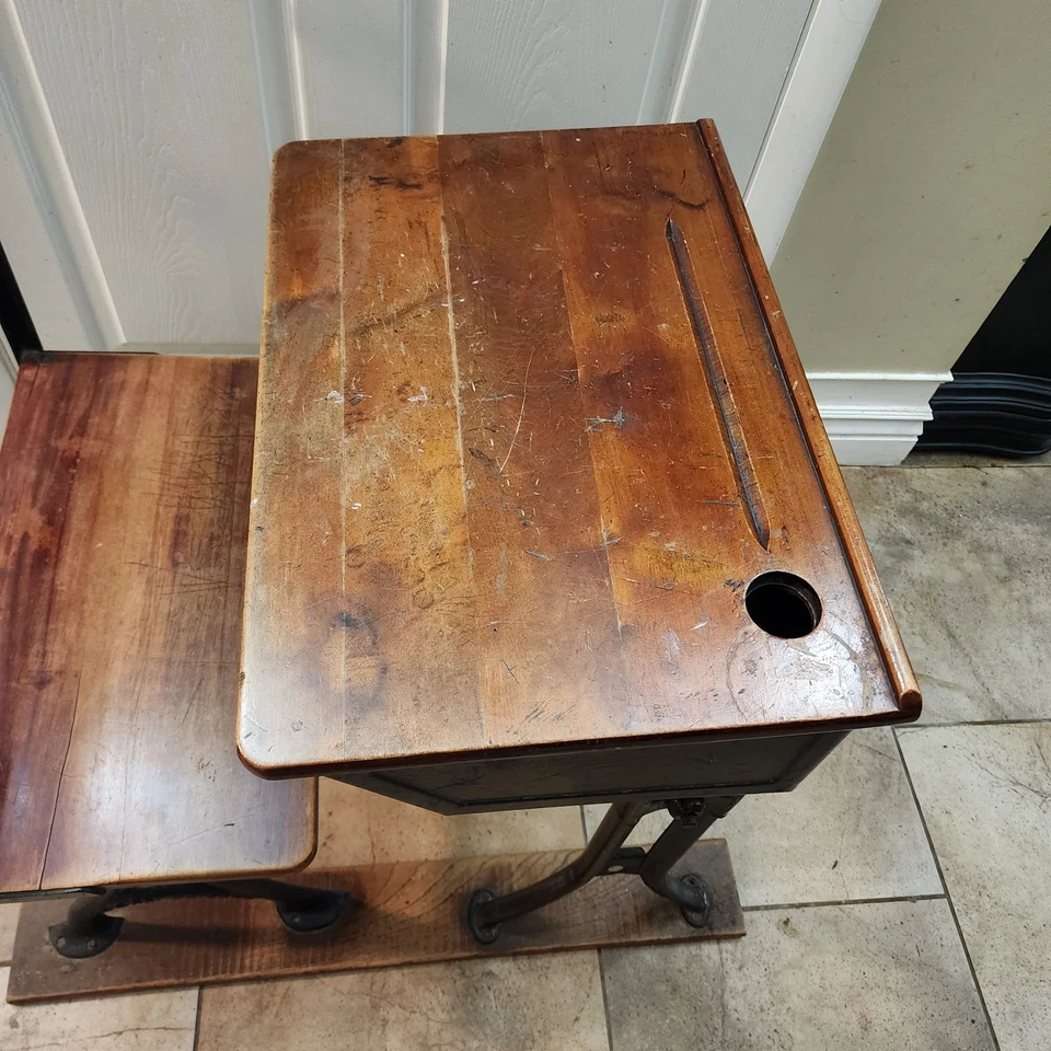 Escritorio escolar infantil antiguo de 1900 de colección de madera vieja, patas de hierro, respaldo recto Foto 3 de 4