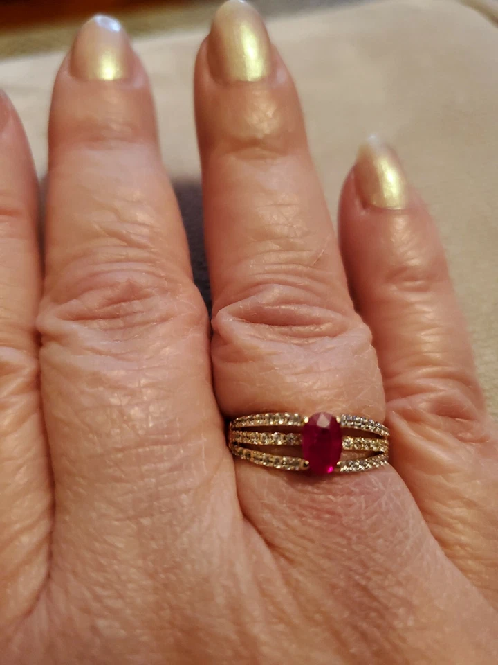 Anillo Victoria Wieck Rubí y Circón Blanco Oro Amarillo 14K Talla 7 Nuevo sin Etiquetas Foto 4 de 4