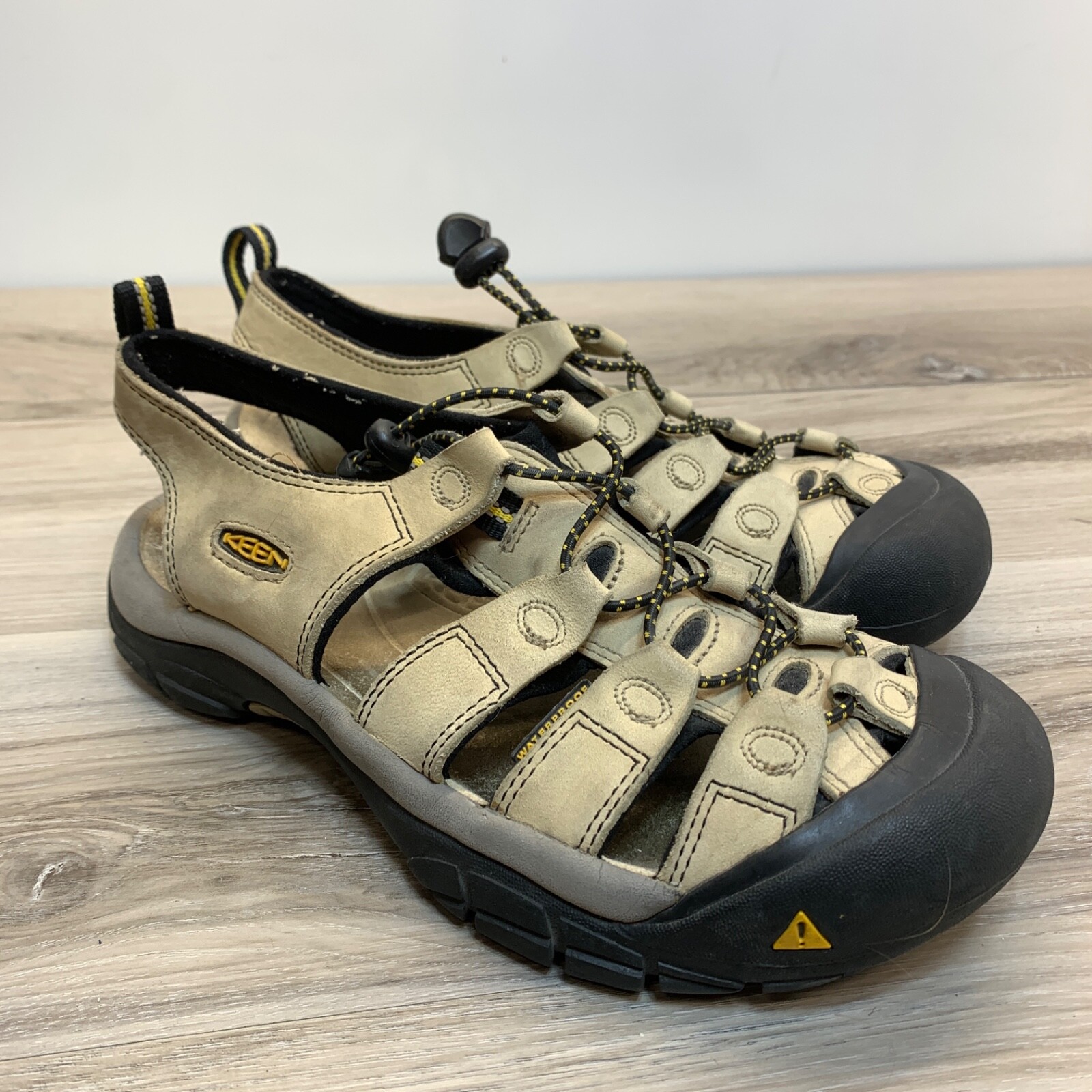 Sandali da trekking Keen Newport marrone chiaro donna 8 EU 38 5 cinturini in pelle punta chiusa