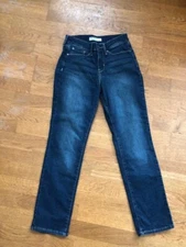 Signature Gold By Levi’s Strauss Womens Mid-Rise Straight Dark Wash