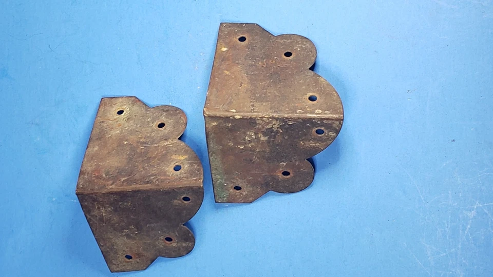 Baúl de pecho esquinas delanteras inferiores latón macizo vintage Foto 4 de 4