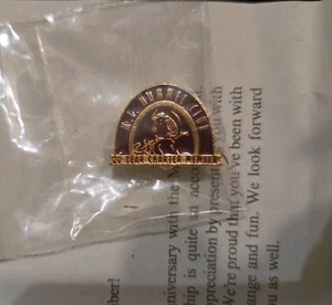 M I Hummel Club 20 Year Charter Anniversary Member Pin 1997 - Merry Wanderer Des