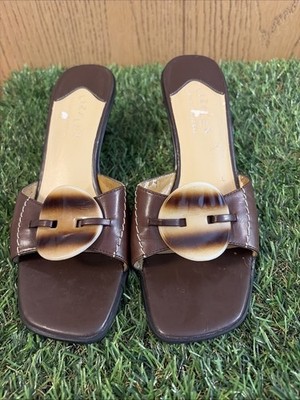 LIZ CLAYBORNE  GURU Sz8  BROWN LEATHER SLIP ON WITH LOW HEEL