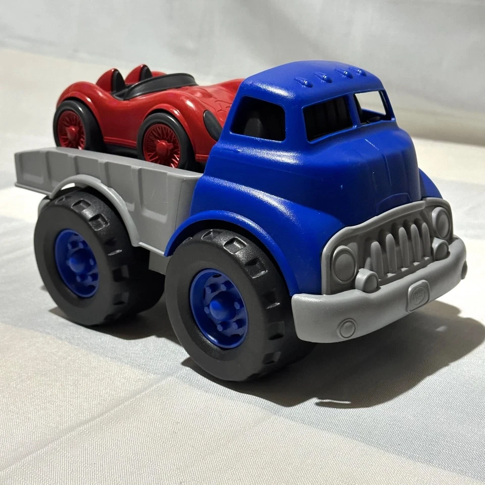 Camión de plataforma plana azul Green Toys y coche de carreras rojo hecho en EE. UU. Excelente para niños pequeños Foto 4 de 4