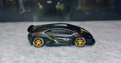 Hot  Wheels LB-Works Lamborghini Huracan Coupé,  Umbau auf Real Riders, Custom,