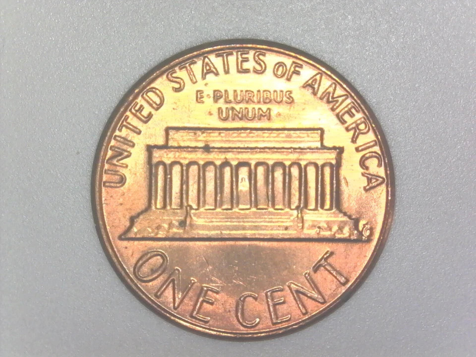1982 Lincoln Memorial Penny. Small date copper  3.1 grams. Very Rare - Image 2 of 3
