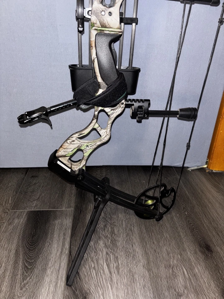 XGear Outdoor Compound Bow 30-55lbs, Right Handed, Camo with Accessories and Bag - Image 3 of 4
