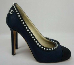 navy pumps size 4