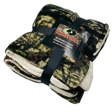 Mossy Oak Camouflage Reversible Plush Fleece Throw with Sherpa Blanket