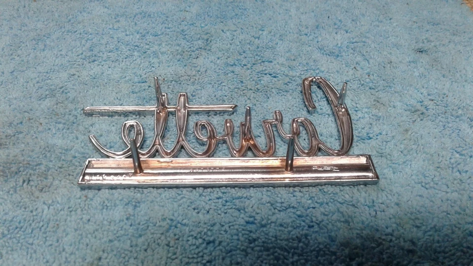 Chevy Corvette 1960 1965 1966 Nuevo de Lote Antiguo Emblemas Insignias Borde Original De Colección OEM Foto 4 de 4