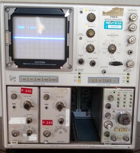 Tektronix 7904 Analog Oscilloscope - Picture 4 of 12