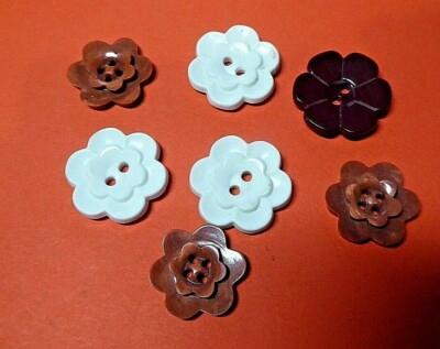 Vintage 40er/50er Jahre Kunststoff runde Knöpfe in Blumenform Retro rot/weiß