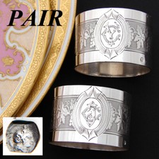 PAR: Elegantes servilleteros franceses antiguos de plata .800, banda foliada de orzuelo de friso
