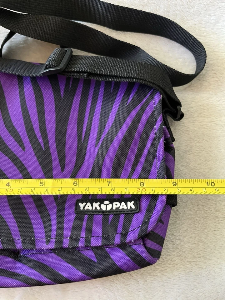 Bolso Bandolera Yak Pak Púrpura Rayas Cebra Nuevo Sin Etiquetas Foto 2 de 4