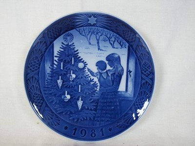 1981 Royal Copenhagen Christmas Plate Admiring the Christmas Tree Blue and White