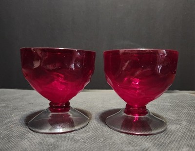 This item is a vintage Morgantown glass cups in the ''Crinkle Red'' pattern.