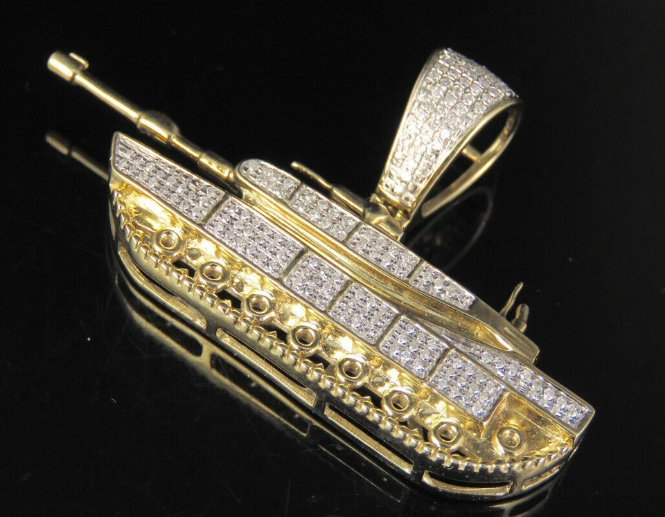 Pingente tanque militar masculino moissanita corte redondo folheado a ouro amarelo 14K 0,60 CT - Imagem 4 de 4