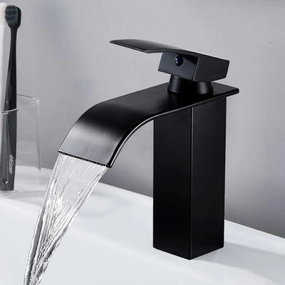 Badarmatur flach und breit, italienischer Stil, schlicht, modern, ruhig
