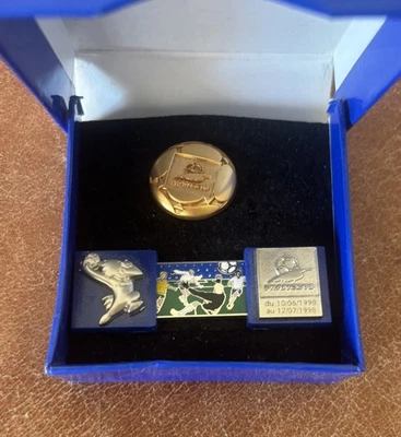 coffret 2 PIN’S COUPE DU MONDE FOOTBALL VOLONTAIRE ARTHUS FRANCE 1998 - Photo 1/4