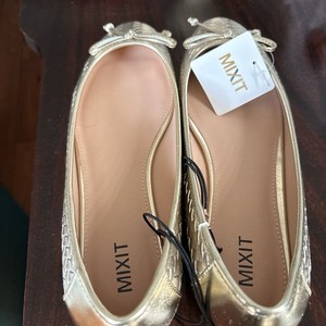 MixIt Women’s Casual Shoes Size 9.5. NWT. Add These Shoes to Your Collection