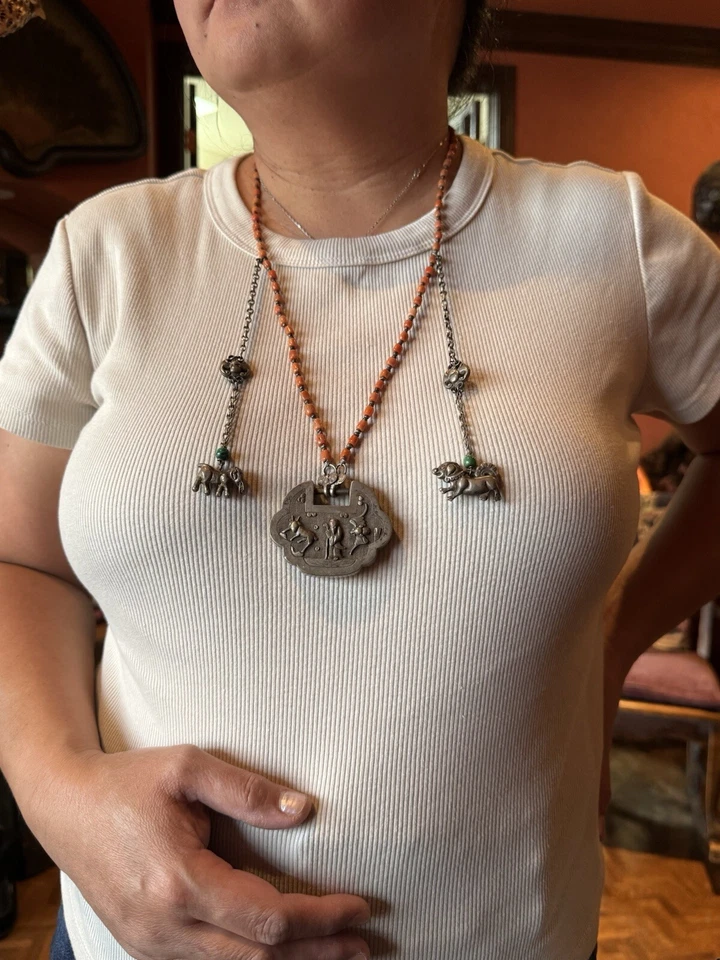 ANTIQUE CHINESE QING DYNASTY SALMON CORAL SILVER REPOUSSÉ LOCK PENDANT NECKLACE! - Image 3 of 4