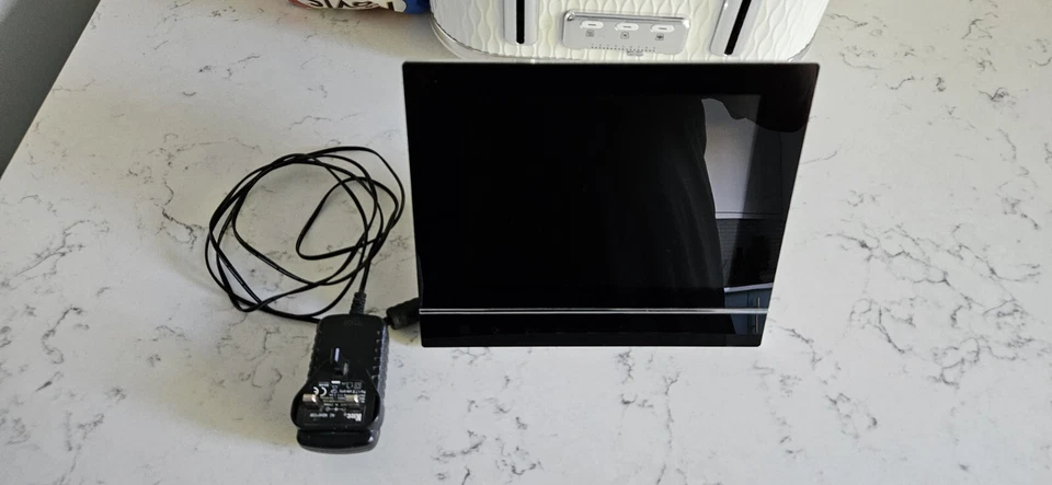 Technika Pro Digital Photo Frame 8 Inch SR08 - Image 4 of 4