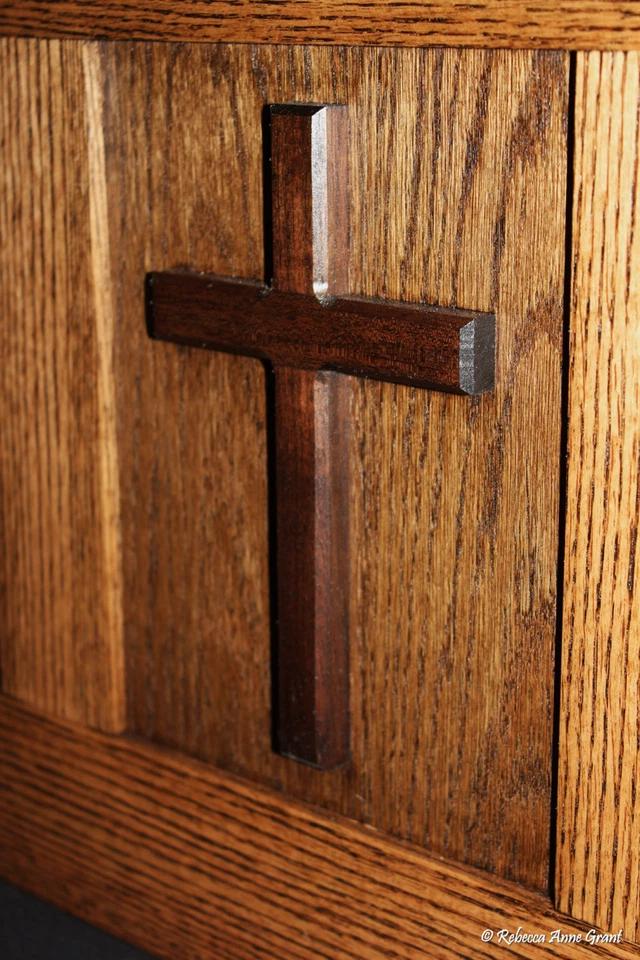 Cofre religioso forrado de cedro roble Hope con tres cruces de nogal   Foto 2 de 4