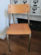 VINTAGE WOOD SEAT & BACK, METAL LEGS, SMALL CHILDS SCHOOL CHAIR 22.75"H x11.75"W
