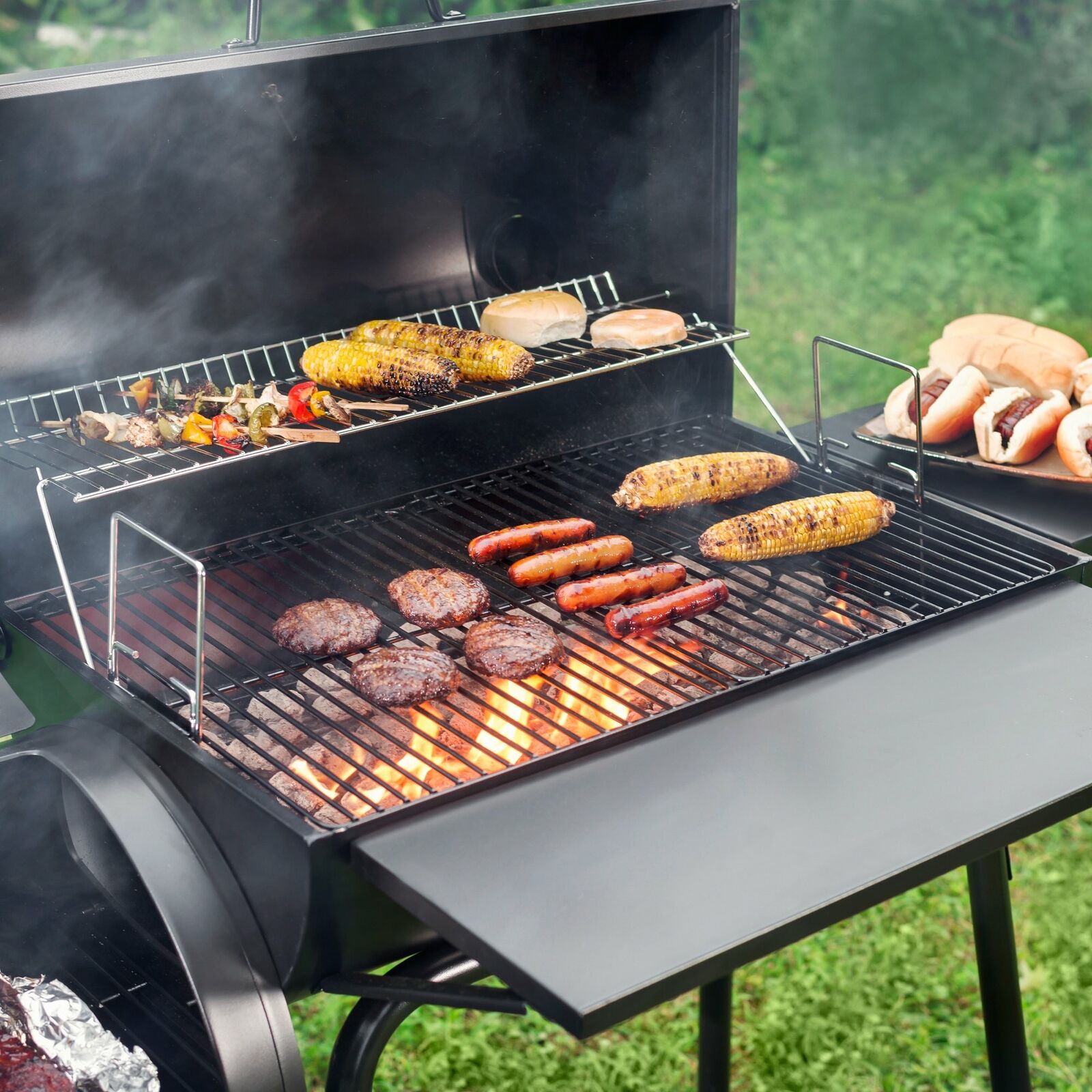 Parrillada pequeña, barbacoa portátil con carne, Foto de stock 2322514223