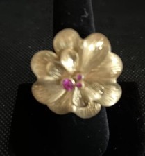  u304 Very Pretty Gold Tone Textured Flower Ring Pink Crystal Accents 7-3/4 US