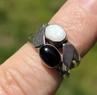 ~VINTAGE~MODERNIST~925~STERLING~SILVER~w/~BLACK~ONYX~&~WHITE~OPAL~RING~SIZE~6.5~