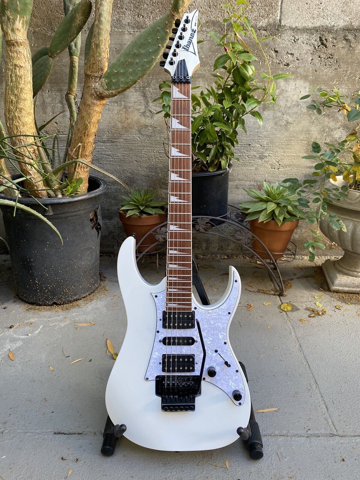 Ibanez RG450DXB RG Series Electric Guitar (White) Mint Condition Shredder Beast.