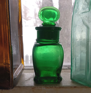 PRETTY EMERALD GREEN 1890s SQUARE SMELLING SALTS BOTTLE WITH ORIGINAL STOPPER