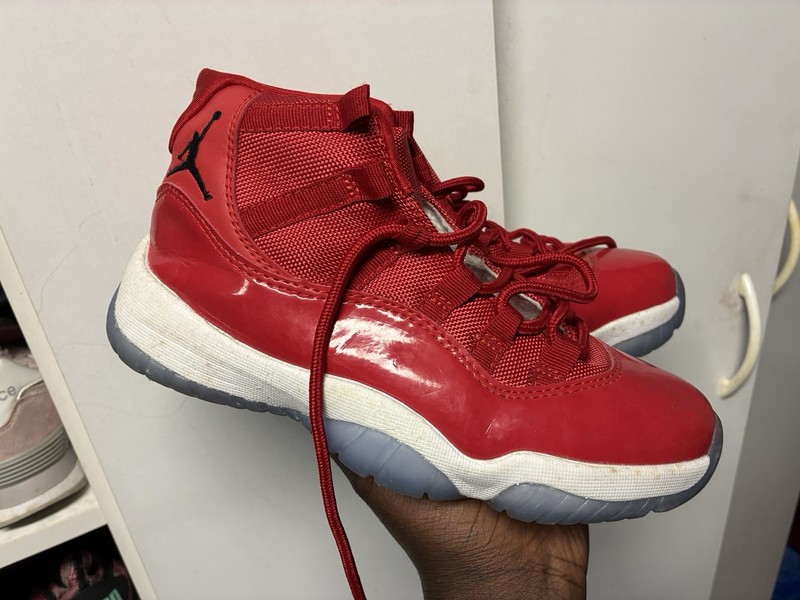 Jordan Air Jordan 11 Kids Sneaker US 6Y EU 38.5 Red Patent Leather Mid Top