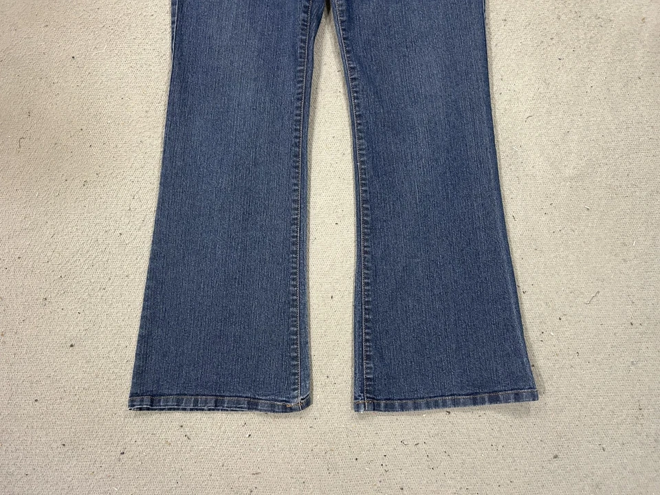 Jeans Bandolino Blu para mujer 14 azules Arianna corte bota solapa bolsillo elástico denim Foto 3 de 4