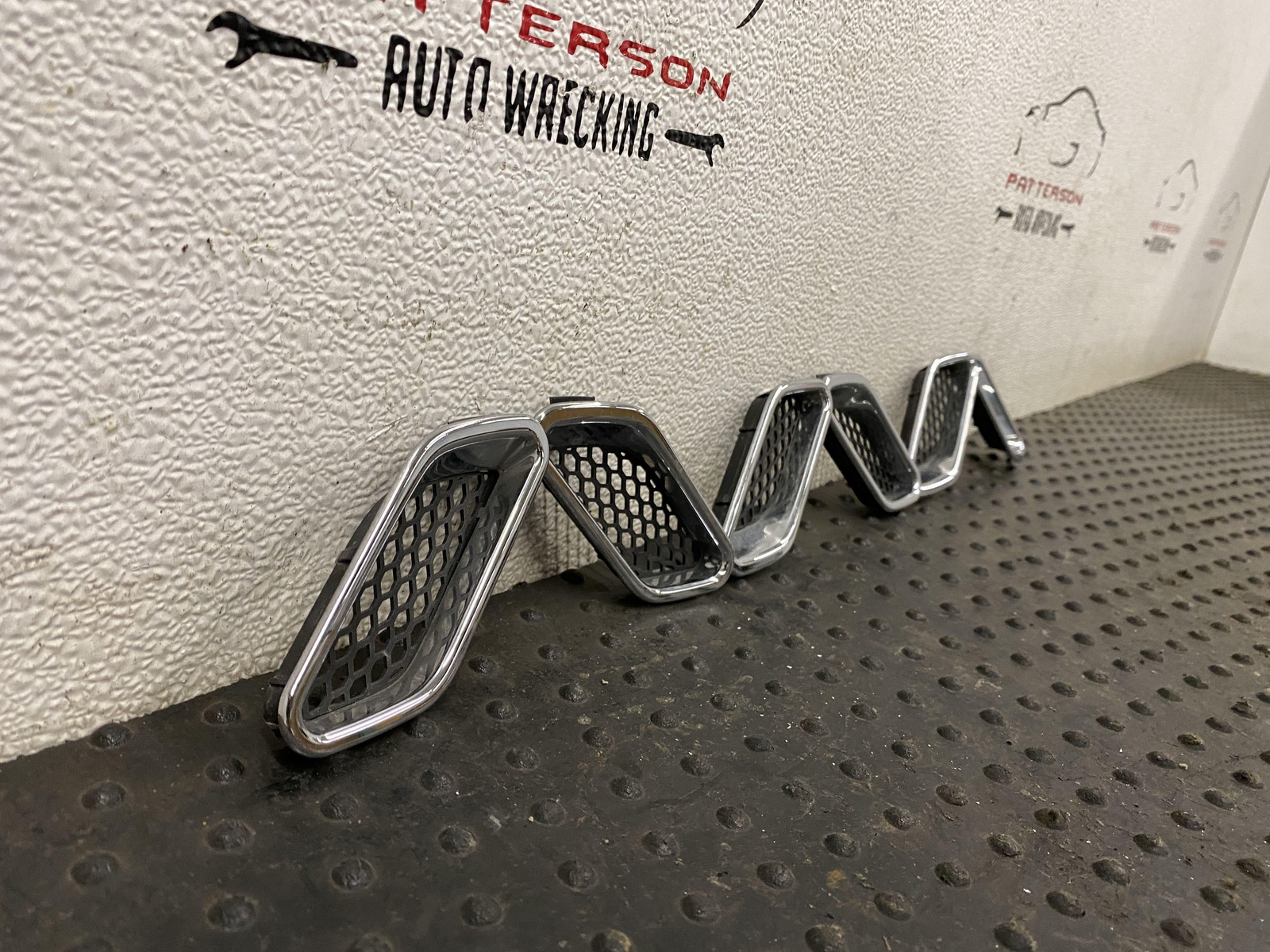 08-12 MASERATI GRANTURISMO FRONT LEFT & RIGHT FENDER VENTS GRILL TRIM