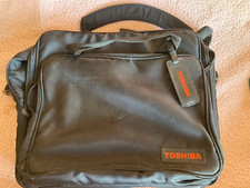 Toshiba großer Laptop plus Schultertasche, sehr guter Zustand, 15 Zoll x 17 Zoll x 6 Zoll tief, viele Reißverschlusstaschen
