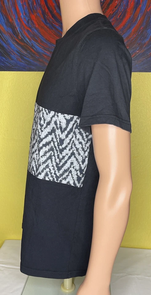 Camiseta masculina Kris Van Assche abstrata padrão zebra painel preta grande - Imagem 2 de 4