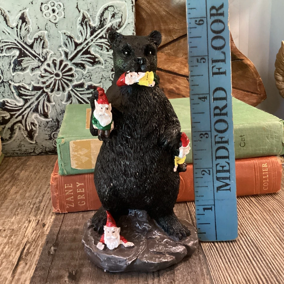 Bear Knome Massacre Cabin Lodge 5/1/2” de alto jardín Knome Knome Killer Foto 3 de 4