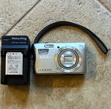 Nikon COOLPIX S3700 20.1MP Compact 8x Zoom 2.7in Wi-Fi Flash Silver