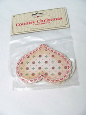 NEW GENUINE WOOD COUNTRY CHRISTMAS HEART SHAPED ORNAMENT