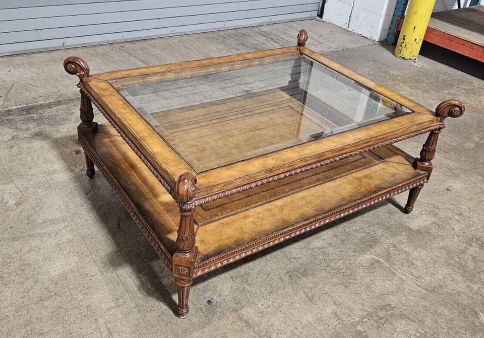 Mesa de centro de cóctel ocasional de caoba y cuero con tapa de vidrio Maitland Smith Foto 3 de 4