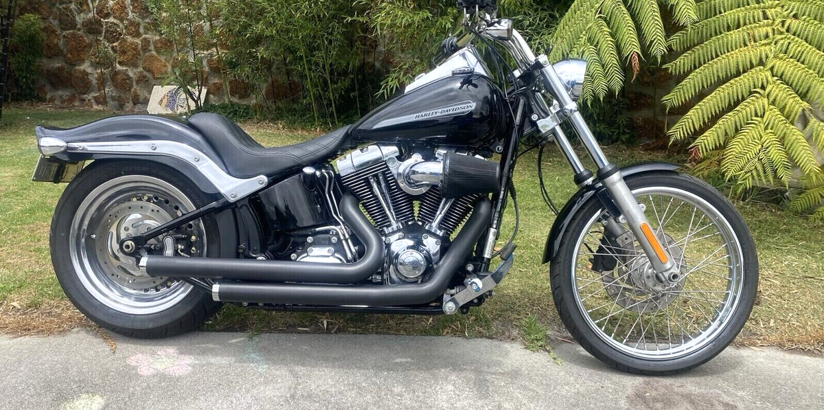 SOFTAIL Staggered Dual Exhaust System Black w/ Chrome Tip HD00393